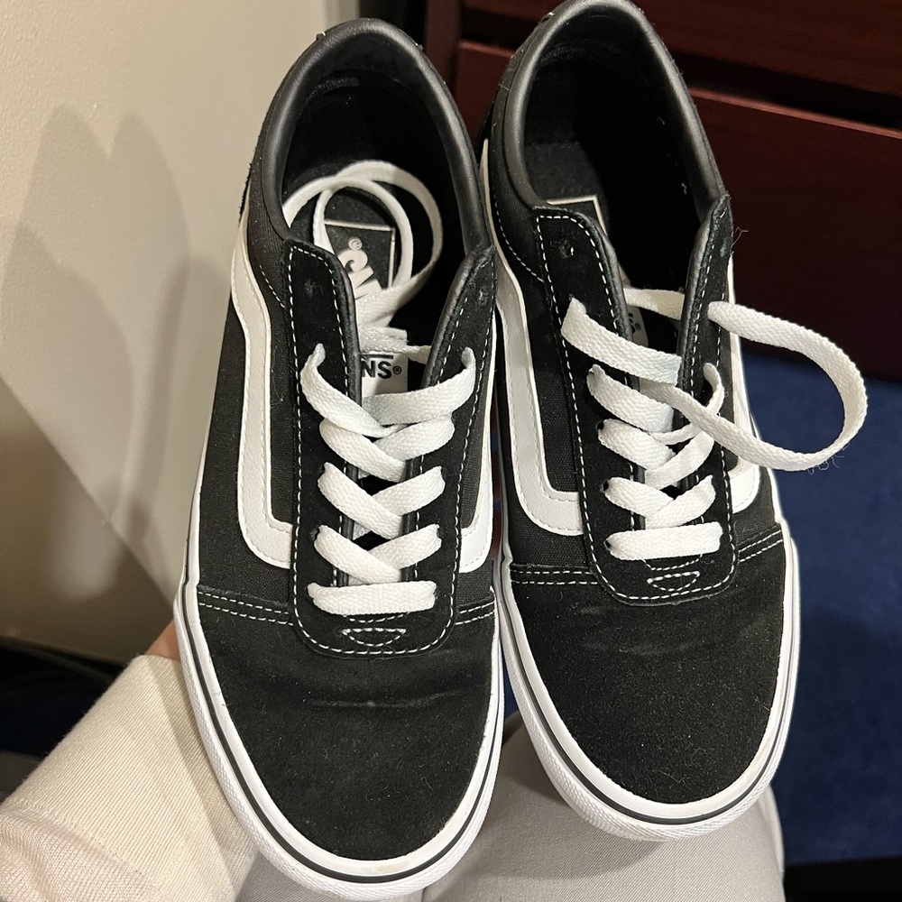 EUC Vans Ward Lo Suede Sneakers